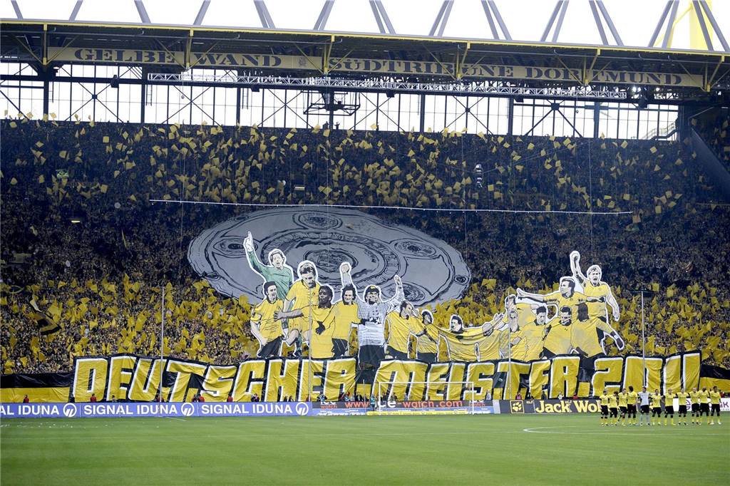 Borussia Dortmund ist Deutscher Meister 2011. Das huldigen auch die Fans mit einer großen Choreo in Richtung der Meistermannschaft.