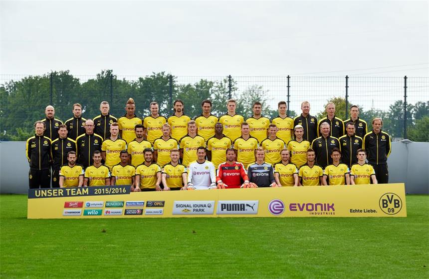 Borussia Dortmund Borussia Dortmund: Obere Reihe (v.l.): Physiotherapeut Thomas Zetzmann, Physiotherapeut Thorben Voeste, Physiotherapeut Peter Kuhnt, Pierre-Emerick Aubameyang, Kevin Großkreutz, Neven Sobotic, Mats Hummels, Matthias Ginter, Sokratis Papastathopoulos, Julian Weigl, Co-Trainer Benjamin Weber, Athletiktrainer Rainer Schrey, Athletik-Trainer Florian Wagler. Mittlere Reihe: Mannschaftsarzt Dr. Markus Braun, Reha-Trainer Andreas Beck, Zeugwart Frank Gräfen, Marco Reus, Ilkay Gündogan, Oliver Kirch, Sven Bender, Arian Ramos, Lukasz Pisczek, Erik Durm, Kevin Kampl, Torwarttrainer Teddy de Beer, Co-Trainer Arno Michels, Cheftrainer Thomas Tuchel. Unten: Gonzalo Castro, Henrikh Mkhitaryan, Jeremy Dudziak, Nuri Sahin, Jacub Blaszczykowski, Torhüter Roman Bürki, Torhüter Roman Weidenfeller, Torhüter Hendrik Bonmann, Marcel Schmelzer, Moritz Leitner, Kagawa Shinji, Jonas Hofmann.