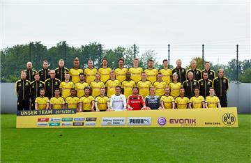 Borussia Dortmund: Obere Reihe (v.l.): Physiotherapeut Thomas Zetzmann, Physiotherapeut Thorben Voeste, Physiotherapeut Peter Kuhnt, Pierre-Emerick Aubameyang, Kevin Großkreutz, Neven Sobotic, Mats Hummels, Matthias Ginter, Sokratis Papastathopoulos, Julian Weigl, Co-Trainer Benjamin Weber, Athletiktrainer Rainer Schrey, Athletik-Trainer Florian Wagler. Mittlere Reihe: Mannschaftsarzt Dr. Markus Braun, Reha-Trainer Andreas Beck, Zeugwart Frank Gräfen, Marco Reus, Ilkay Gündogan, Oliver Kirch, Sven Bender, Arian Ramos, Lukasz Pisczek, Erik Durm, Kevin Kampl, Torwarttrainer Teddy de Beer, Co-Trainer Arno Michels, Cheftrainer Thomas Tuchel. Unten: Gonzalo Castro, Henrikh Mkhitaryan, Jeremy Dudziak, Nuri Sahin, Jacub Blaszczykowski, Torhüter Roman Bürki, Torhüter Roman Weidenfeller, Torhüter Hendrik Bonmann, Marcel Schmelzer, Moritz Leitner, Kagawa Shinji, Jonas Hofmann.