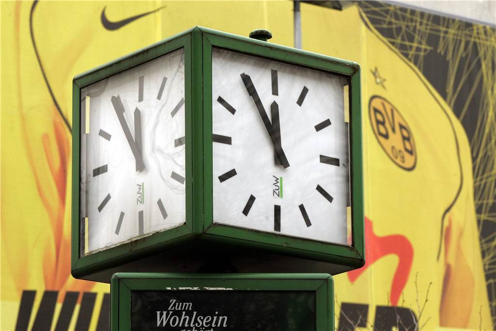 BVB-Urknall vor 20 Jahren – Klub steht finanziell am Abgrund: Neue Erkenntnisse durch Frings-Anekdote Eine Uhr zeigt die Zeit 11.55 Uhr.