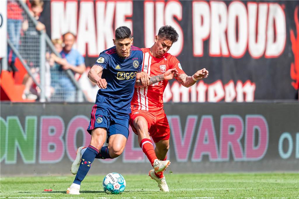 Edson Alvarez im Zweikampf.