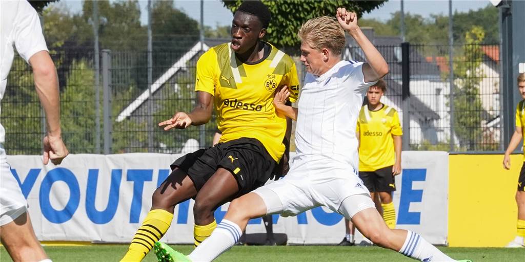 Abdoulaye Kamara führt einen Zweikampf.