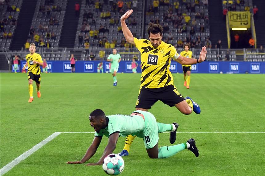 Strittige Elfer-Szene bei BVB gegen Gladbach: „Würde ich auch nicht geben“ Borussia Mönchengladbachs Marcus Thuram fällt im Dortmunder Strafraum. Hat BVB-Verteidiger Mats Hummels ihn gefoult?