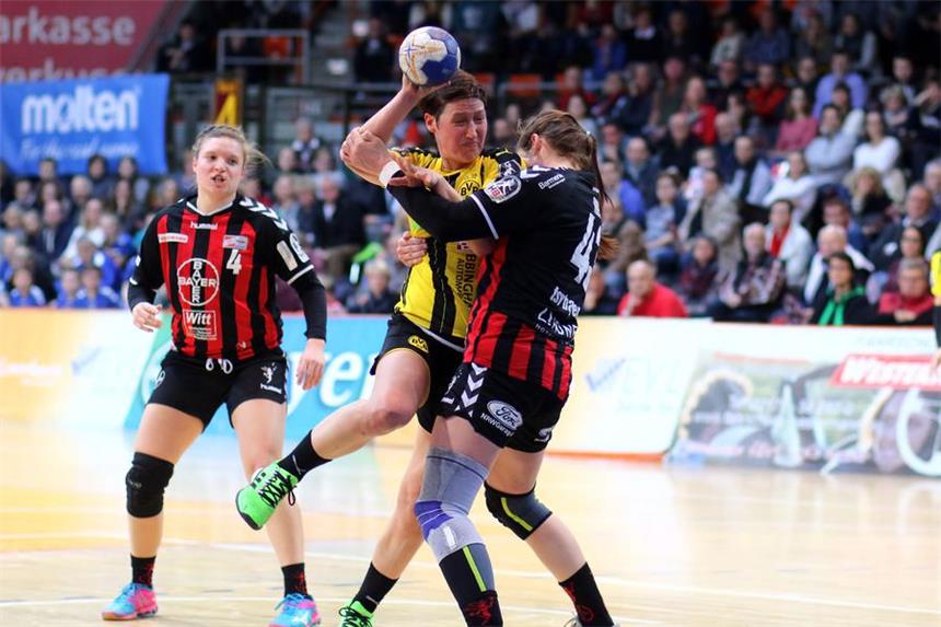 BVB-Frauen gelingt perfekter Jahresabschluss Borussin Anne Müller (M.) setzt sich beherzt durch. In Leverkusen erkämpfte sich der BVB einen 19:15-Erfolg.