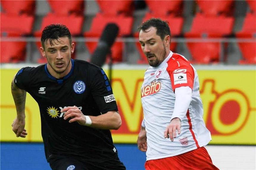 MSV Duisburg verliert gegen Regensburg mit 0:4 Borys Tashchy (l.) und Sebastian Nachreiner kämpfen um den Ball. Foto: Armin Weigel