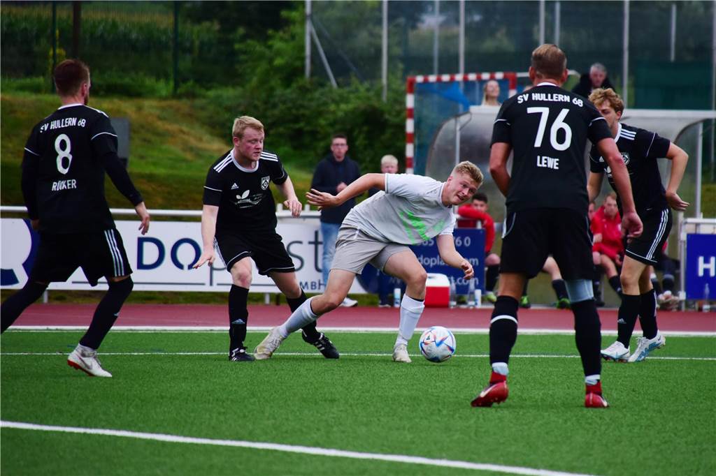 Zusammenfassung von Tag zwei: Erst im siebten Spiel der Stadtmeisterschaft treffen beide Teams Bossendorfs Noel Vodisek erzielte kurz vor dem Schlusspfiff gegen den SV Hullern das 1:1.