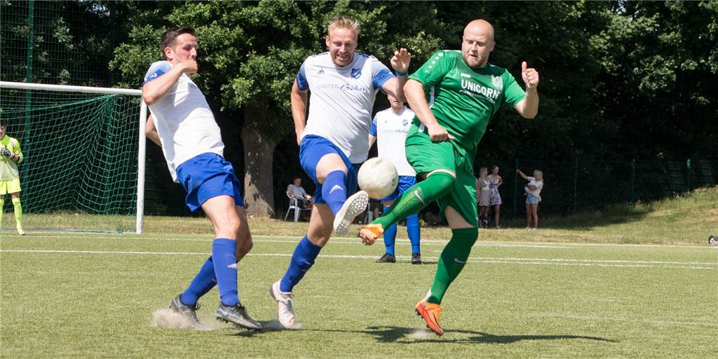 Aufstiegsrelegation: SV Bossendorf II unterliegt dem SV Hochlar III deutlich Bossendorfs Torjäger Marc Bachor (r.), hier im Duell mit Dennis Schwinkowski (M.) und Sebastian Uhlendorf, musste sich mit seinem Team dem SV Hochlar III deutlich geschlagen geben.