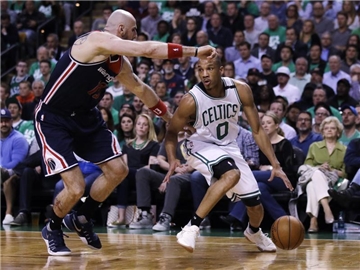 Bostons Avery Bradley (r) überzeugte mit 29 Punkten. Foto: Charles Krupa