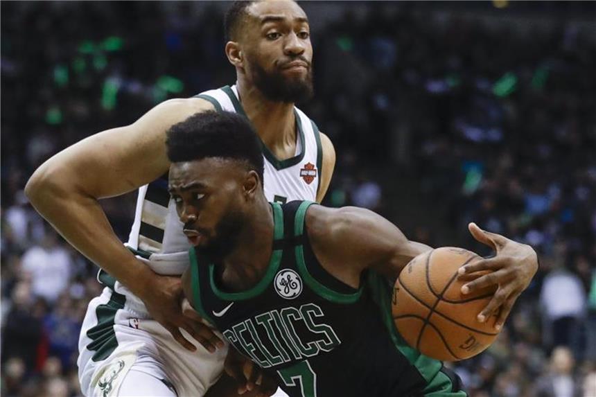 Boston verliert erneut gegen Milwaukee Bostons Jaylen Brown (vorne) zieht gegen Milwaukees Jabari Parker zum Korb. Foto: Morry Gash/AP