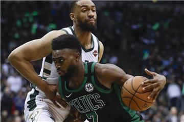 Bostons Jaylen Brown (vorne) zieht gegen Milwaukees Jabari Parker zum Korb. Foto: Morry Gash/AP