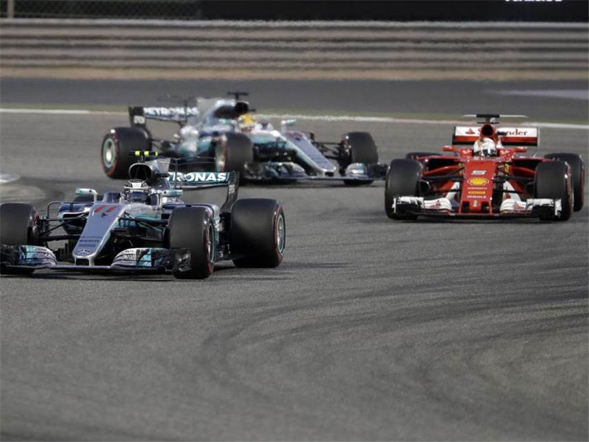 Vettel-Freude nach dem Bahrain-Feuerwerk Bottas führte in den ersten Runden vor Vettel und Lewis Hamilton. Foto: Luca Bruno