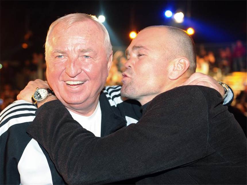 Wegner mit 70 nicht leise: «Ich bin der Bestimmer» Box-Trainer Ulli Wegner wird im Januar von Ex-Boxer Sven Ottke (r) begrüßt. Foto: Patrick