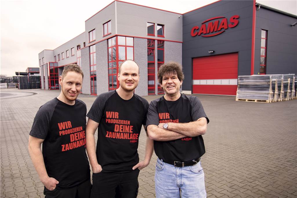 Mit Zäunen aus dem Erinpark ganz hoch hinaus: Xscape-Fläche im Visier BPS-Geschäftsführer Benjamin Schmudde mit seinem Vater Markus, Geschäftsführer von Camas (r.), und Werkleiter Oliver Schefer (l.).
