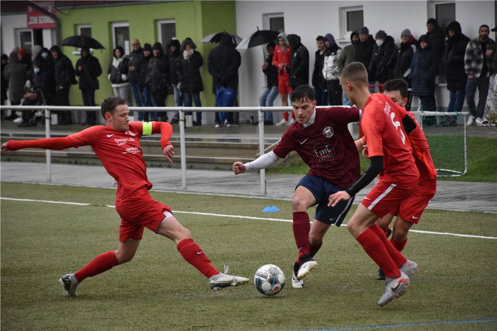Derby wird zur Regenschlacht: Siegtreffer zwischen RW Unna und BR Billmerich sorgt für Diskussionen BR Billmerichs Lorenz Schulte (2. v. r.) versucht sich gegen das Abwehrbollwerk von RW Unna um Kapitän Robin Czaja (l.), Nick Stagat (rechts vorne) und Dennis Schütz (hinten rechts) durchzutanken.