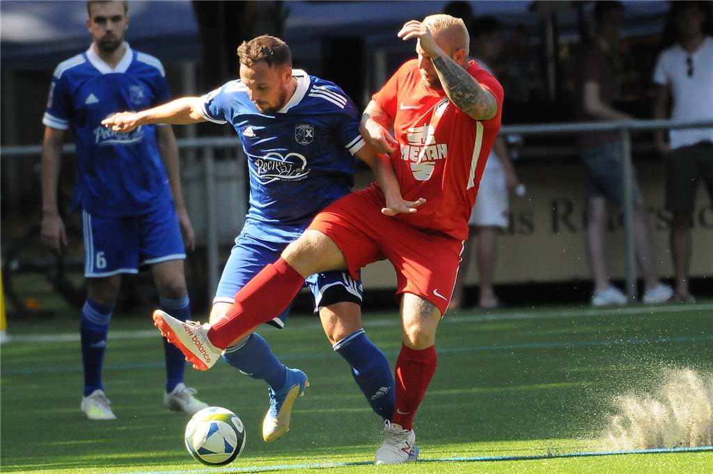 Wanne 11 schießt die Tore, aber Wacker Obercastrop zieht ins Kreispokal-Endspiel ein Brachte seine Regionalliga-Erfahrung für den SV Wacker Obercastrop gegen den SV Wanne 11 ein: Christian Mengert (am Ball).