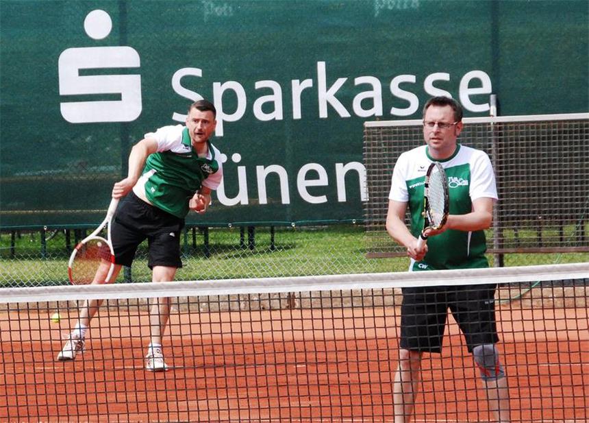 Hochklassige Doppelmatches zum Auftakt Brachten die Klubterrasse zum Kochen: Tobias Kersting und Christian Wegler siegten im Herren-30-Doppel nach einer imposanten Aufholjagd.