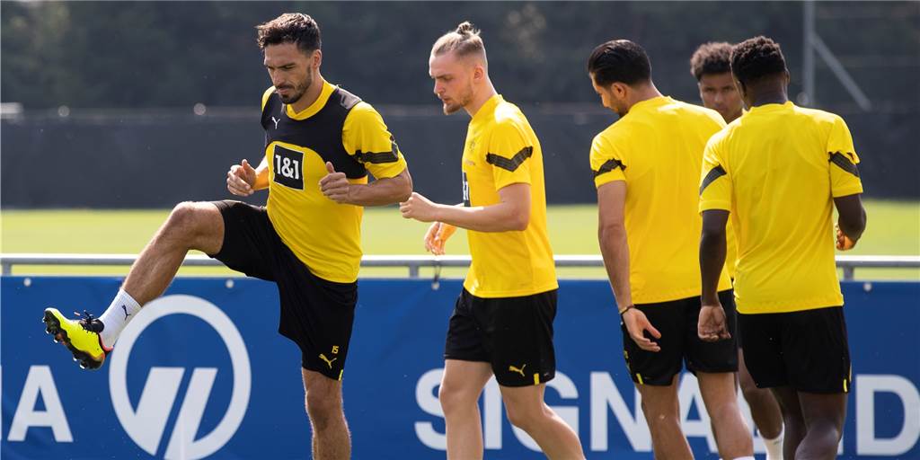 BVB-Training in Bad Ragaz: Fink erstmals dabei – Terzic begrüßt Rückkehrer Mats Hummels und Bradley Fink wärmen sich auf.