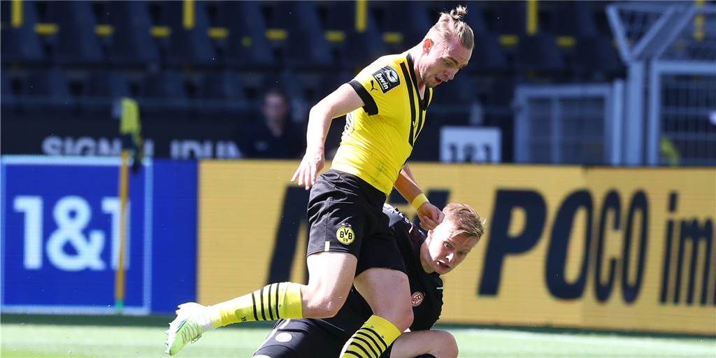 Ticker zum Nachlesen: Fink trifft bei Morey-Comeback – BVB-U23 siegt gegen RWE Bradley Fink im Zweikampf beim Spiel der BVB-U23 gegen RWE.
