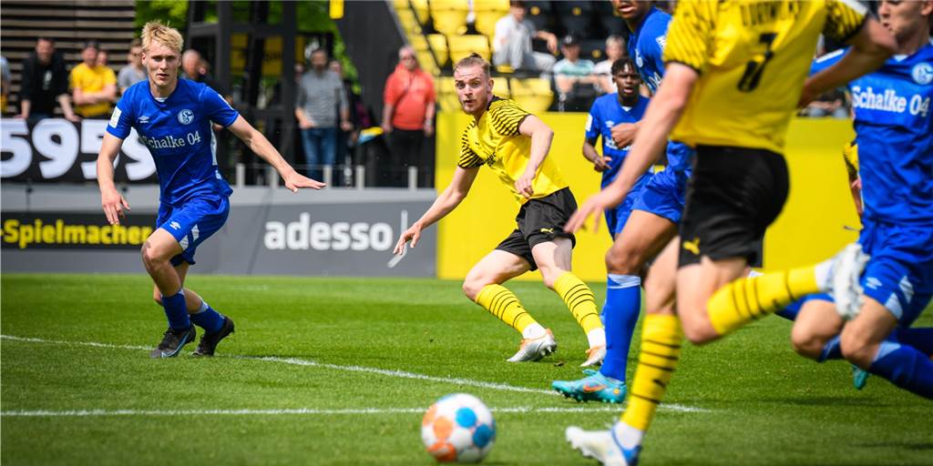 BVB: Bradley Fink mit Dreierpack gegen Schalke – „Sind auf allen Positionen besser besetzt“ Bradley Fink (M.) lauerte im Strafraum nach den vielen erfolgreichen Dribblings seiner Mitspieler auf die passenden Hereingaben.