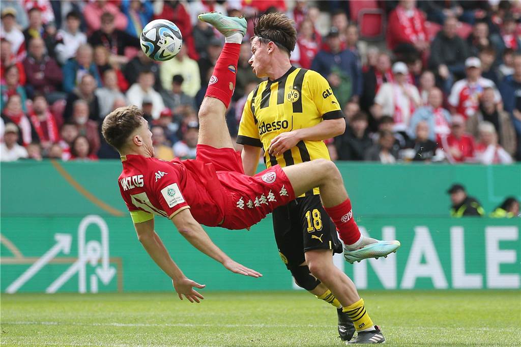 Brajan Gruda macht einen Fallrückzieher.