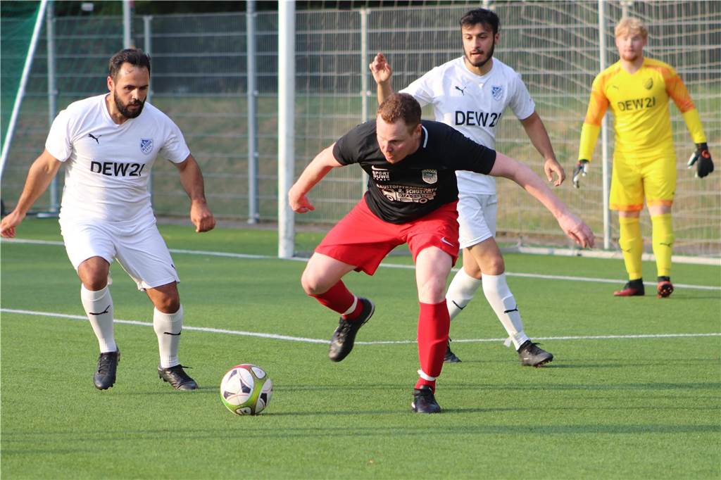 Knie-Verletzung trübt zweiten Tag des Aurubis Cups Philipp Scheuren behauptet im Strafraum den Ball.