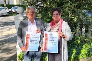 Brami-Chef Michael Ristovitch und Brami-Sekretärin Annette Dlugokinski werben für das bevorstehende Brami-Frühlingsfest am 8. Mai.