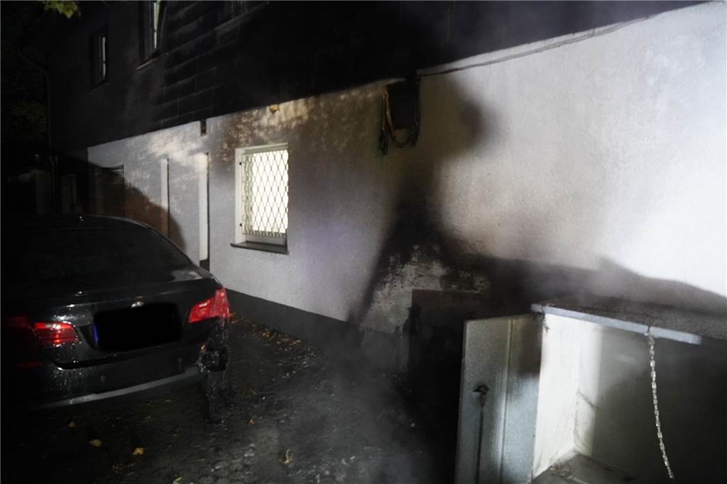 Brand an der B235: War Feuerteufel wieder in Castrop-Rauxel unterwegs? Ein weißes Gebäude. Die Fassade ist von Ruß geschwärzt.