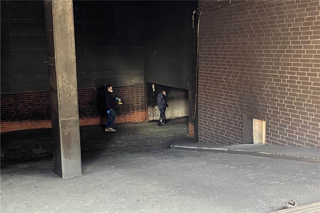 Brandermittler der Kriminalpolizei ermitteln in einer Tiefgarage, in der es zuvor gebrannt hatte.