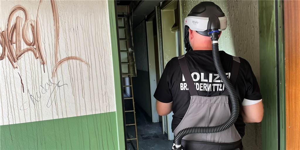 „Dein Haus brennt!“ Nachbarn sprechen über Wohnungsbrand in Dortmund Brandermittler der Polizei Dortmund sind am Montagvormittag (8.8.) in dem Haus mit der Nummer 97 am Körner Hellweg beschäftigt.