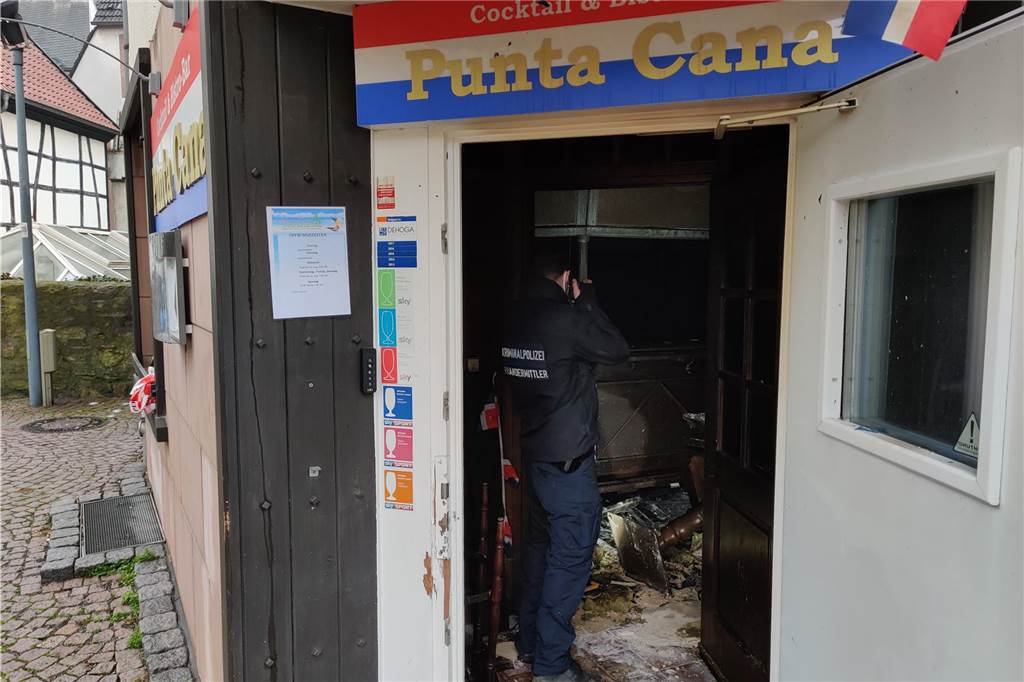 Punta Cana Bar wird renoviert: Bis zur Neueröffnung dauert es noch Brandermittler untersuchten am Donnerstag (23.2.) die verkohlten Überreste der Cocktailbar "Punta Cana".