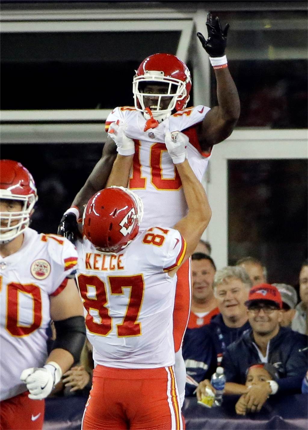 Super Bowl: 10 Sprüche, mit denen Football-Laien glänzen können Brandgefährliches Duo: Travis Kelce und Tyreek Hill (o.).