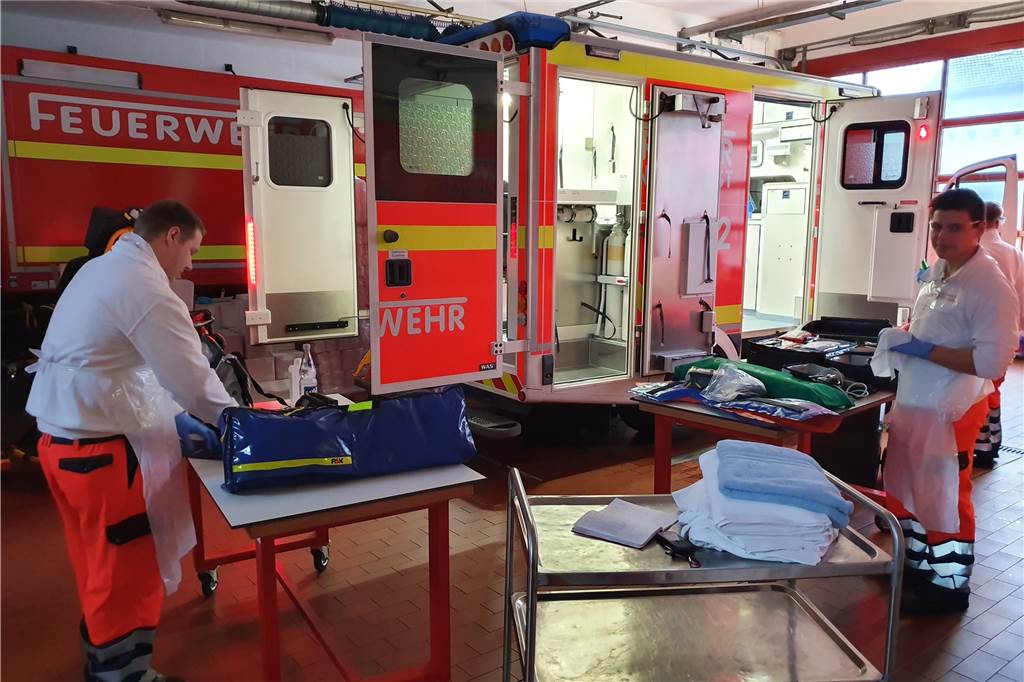 Keine Silvester-Vorfreude: Sogar Feuerwehrwagen werden mit Raketen beschossen Brandmeister Maximilian Weber (r.) mit Kollegen bei der Regeldesinfektion der Rettungswagen.