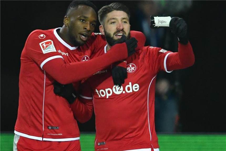 SC Freiburg verpflichtet Australier Borrello vom FCK Brandon Borrello (R, mit Osayamen Osawe) wechselt vom FC Kaiserslautern nach Freiburg. Foto: Uwe Anspach