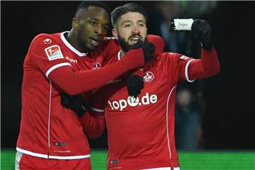 Brandon Borrello (R, mit Osayamen Osawe) wechselt vom FC Kaiserslautern nach Freiburg. Foto: Uwe Anspach