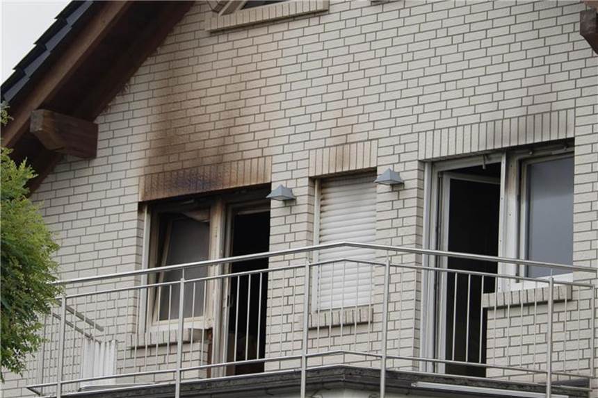 Drama nach Zwangsversteigerung: Zwei Kinder tot Brandspuren an der Fassade des Einfamilienhauses in Mörlenbach. Foto: Silas Stein
