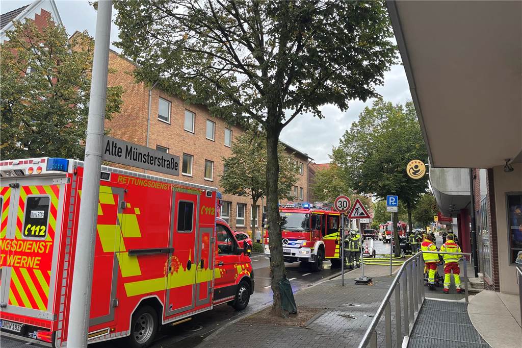 Einsatzwagen stehen vor einer Spielhalle in Werne.
