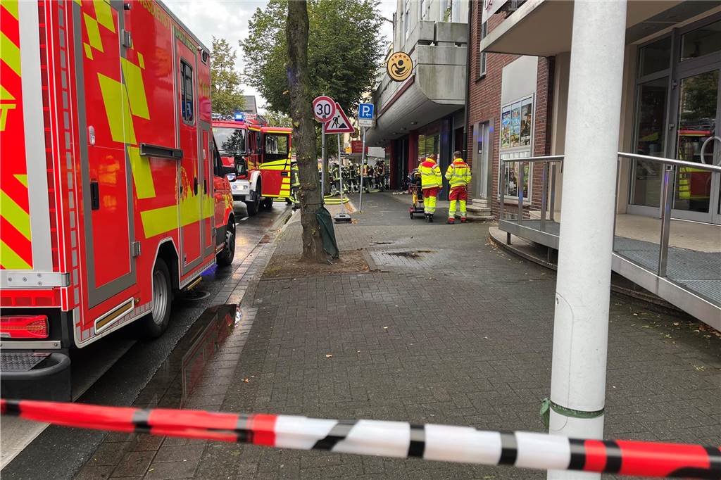 Einsatzwagen stehen vor einer Spielhalle in Werne.