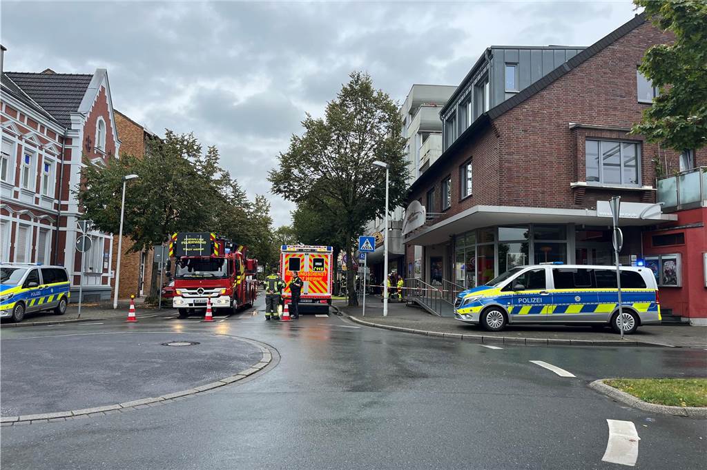 Einsatzwagen stehen vor einer Spielhalle in Werne.