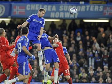 Branislav Ivanovic (oben) erzielt das 1:0 für den FC Chelsea gegen den FC Liverpool. Foto: Gerry Penny