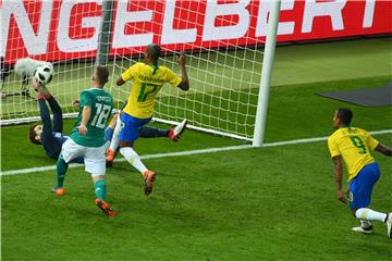Brasiliens Gabriel Jesus (r.) erzielt den entscheidenen Treffer.