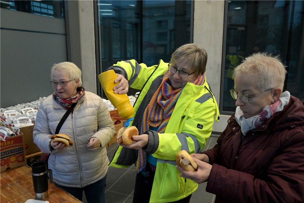Bratwurst im Brötchen gab es auch.