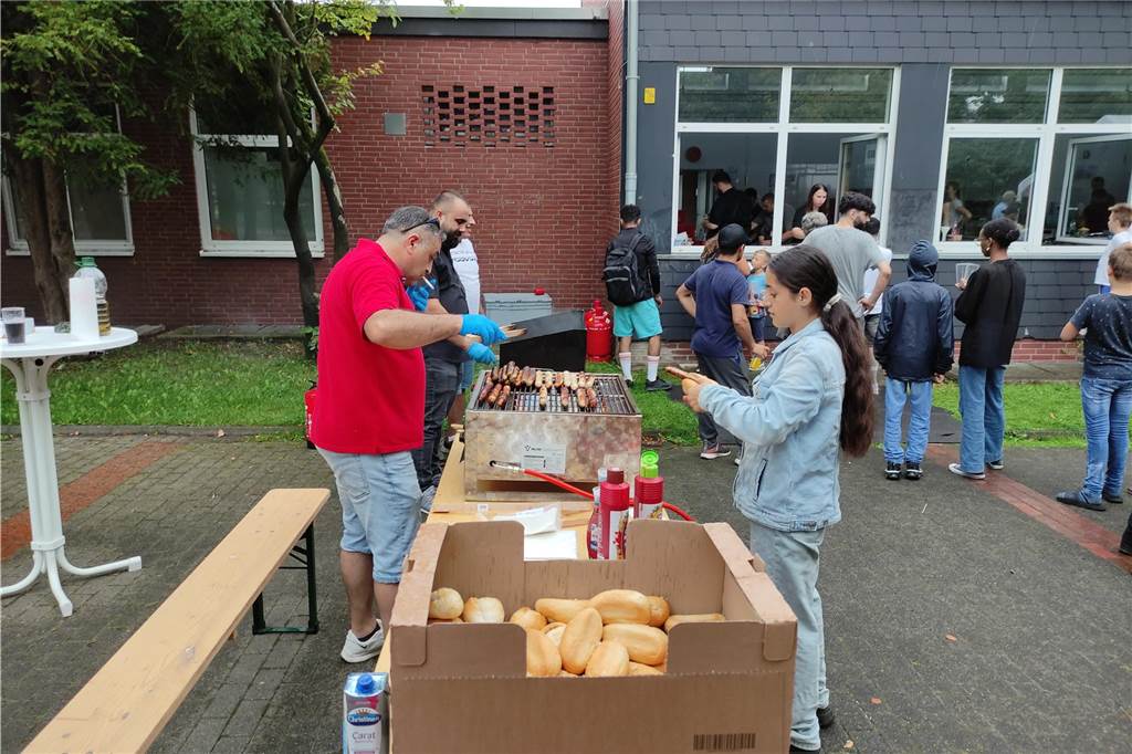 Begegnungsfest mit Flüchtlingen: Völkerverständigung bei gutem Essen Bratwurst, keine Schweinebratwurst, im Brötchen gab es natürlich auch.