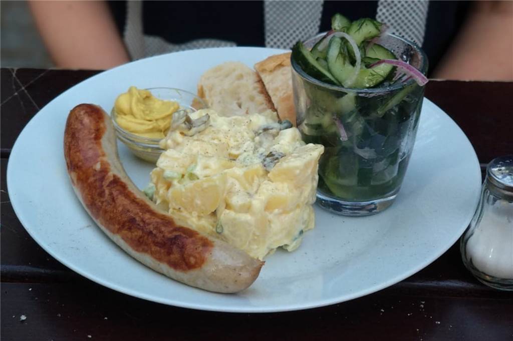 Dieser Biergarten bietet ausgefallene Sommer-Küche mitten im quirligen Leben Bratwurst mit Kartoffel- und Gurkensalat – eine edle Alternative zur Pommesbude