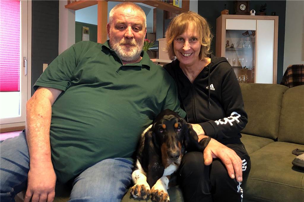 Eintopf und Liebe: Threse und Heinz Arira sagen dem Wochenmarkt Adieu Heinz und Threse Arira mit Basset Arthur
