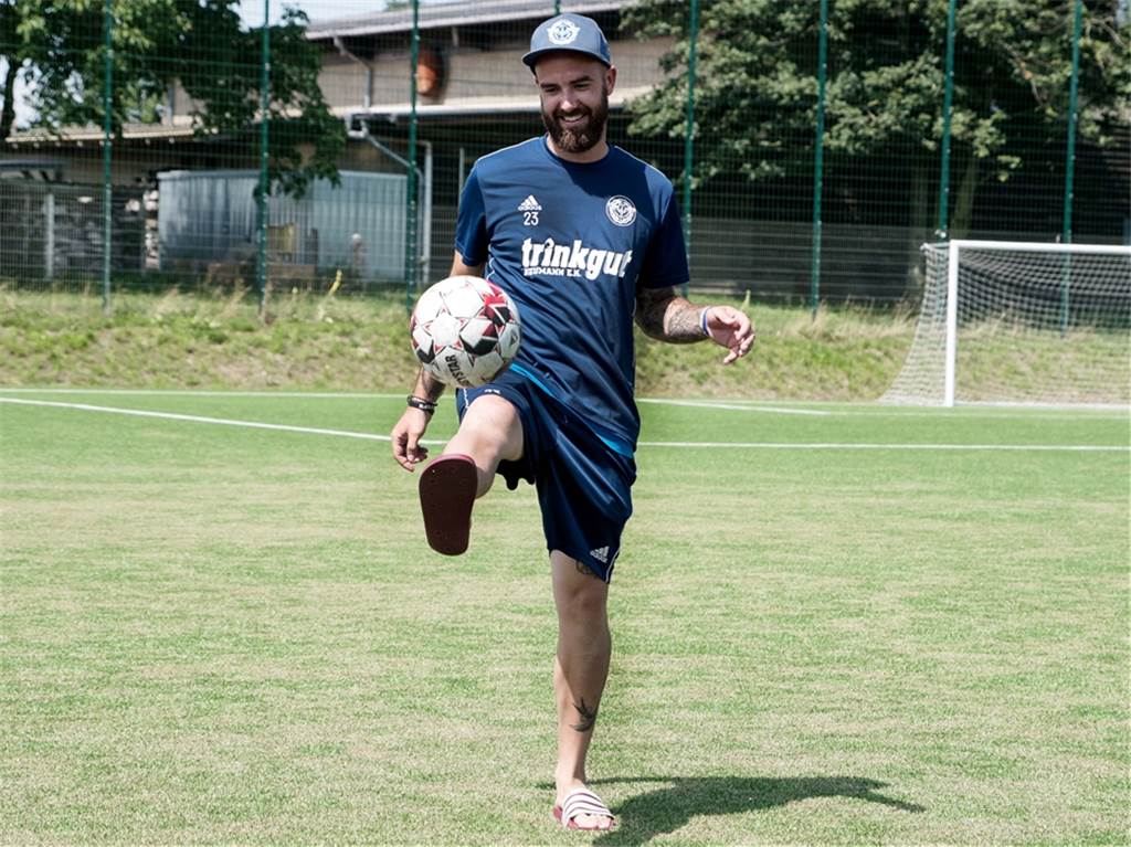ETuS-Trainer Phillip Oligmüller genießt sein Comeback als Spieler Braucht nicht mal Fußballschuhe, Badelatschen reichen auch zum Ball jonglieren: Phillip Oligmüller vom ETuS Haltern.