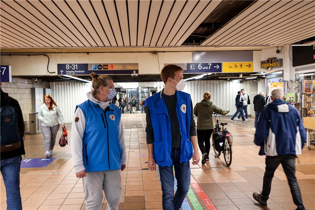 Krieg und Armut: In der Bahnhofsmission hat man „Angst vor dem Winter“ Braucht wer Hilfe? Christina und Jonas laufen eine Runde durch den Hauptbahnhof
