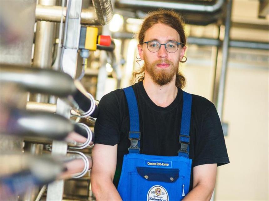 Wie werde ich Brauer und Mälzer? Brauer aus Überzeugung: Clemens Roth-Kleyer arbeitet in der Brauerei Kaiserdom in Bamberg. Seinen Meister will er noch nicht machen - zur Zeit fühle er sich wohl als Geselle, sagt er. Foto: Nicolas Armer/dpa-tmn