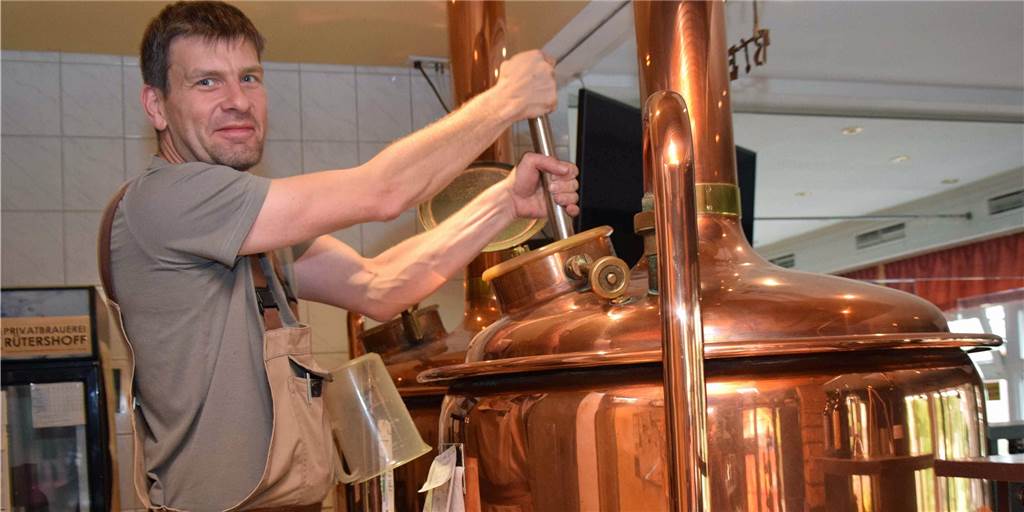 Brauer und Wirte in Castrop-Rauxel kämpfen mit höheren Bierpreisen Braumeister Christoph Kirchhelle weiß um die höheren Kosten, die auch die kleine Brauerei im Brauhaus Rütershoff betreffen.