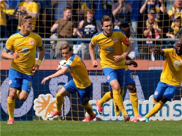 Braunschweig bekommt es in der Relegation mit Wolfsburg zu tun. Foto: Peter Steffen