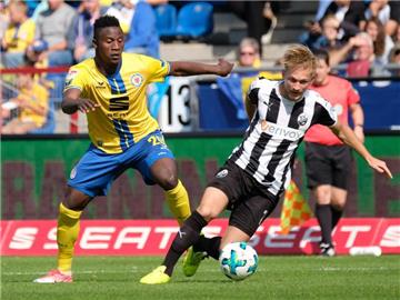 Braunschweigs Abdullahi (l) und Sandhausens Jansen im Zweikampf. Sandhausen erzielte spät den Treffer zum 1:1-Endstand. Foto: Peter Steffen